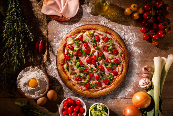 Pizza Turkey breast, Tomato and leek on wood background. Top view, close up. Traditional Brazilian Pizza. - Foto, imagen