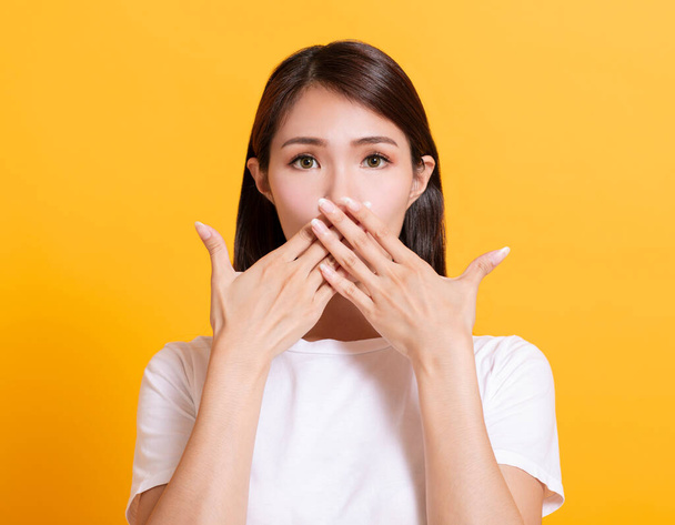 verrast jonge vrouw hand cover mond - Foto, afbeelding