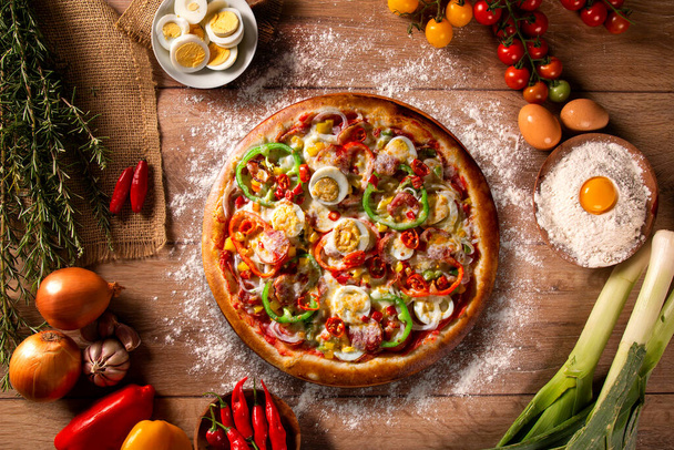 Pizza with red pepper, green pepper, eggs an pepperoni. Top view on wood background, close up. Traditional Brazilian Pizza - Foto, Imagem