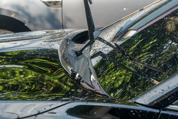 закрыть ветровое стекло дворниками и капли дождя на черный автомобиль в сезон дождей
 - Фото, изображение