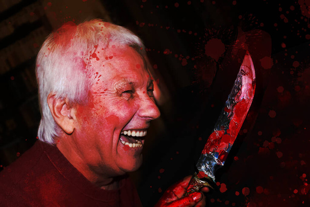 Πορτρέτο του τρελού χαμογελαστού ηλικιωμένου με μαχαίρι. Η ιδέα του Χάλογουιν, δολοφόνος - Φωτογραφία, εικόνα