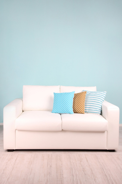 Witte sofa in kamer op blauwe achtergrond - Foto, afbeelding