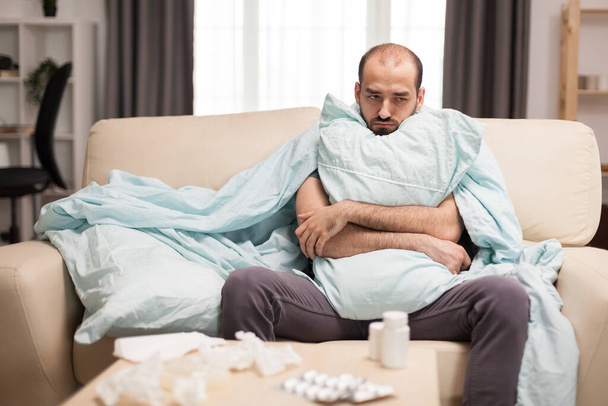 Mann mit Fieber in Decke gewickelt - Foto, Bild