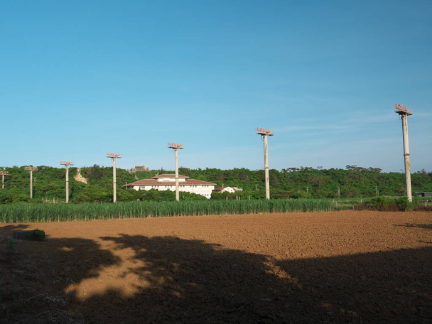 Окинава, Япония-23 июня 2020 года: Система освещения аэропорта Мияко, построенная на сахарном тростнике на острове Миякодзима, Окинава, Япония
 - Фото, изображение