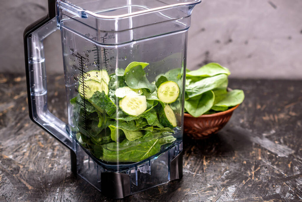 Приготування вегетаріанської ковдри з зеленого листя свіжого шпинату. Популярний детоксикаційний напій для здорового харчування
 - Фото, зображення