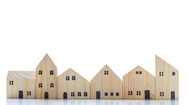 Blocco di legno casa modello blocchi di costruzione disposti in fila su sfondo bianco. - Foto, immagini
