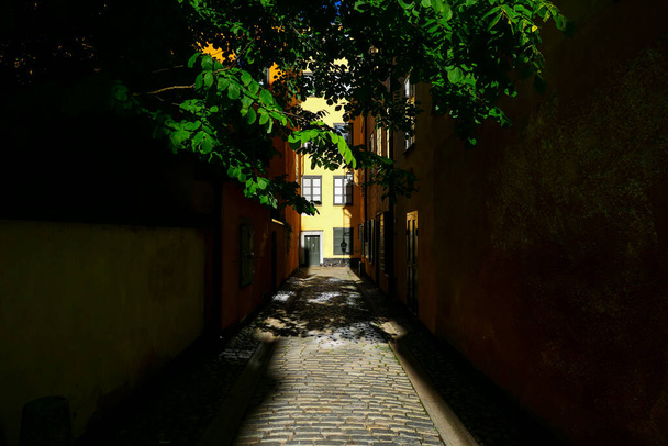 Stockholm, Schweden Ein Haus und starke nachmittägliche Schatten auf der Tradgardsgatan in der Altstadt oder Gamla Stan. - Foto, Bild