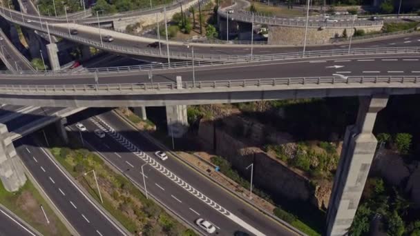 riesiges Autobahnkreuz in der Nähe der unterirdischen Höhlen von Haifa, Drohnenaufnahme aus der Luft, 4k - Filmmaterial, Video
