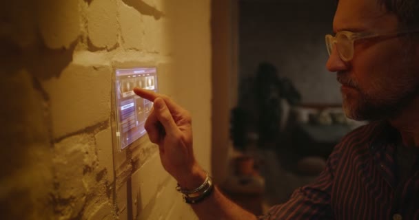 Muž ovládající osvětlení s domácím nábojem - Záběry, video