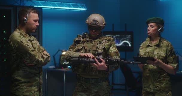 Soldados que testam a interface holográfica do rifle
 - Filmagem, Vídeo