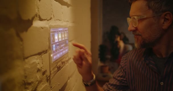 Férfi vezérlő világítás otthoni hub - Felvétel, videó