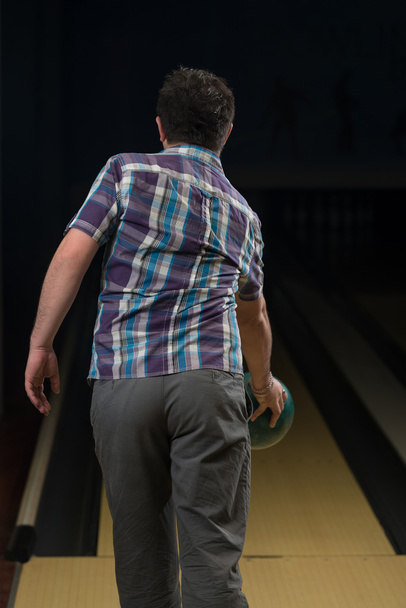 Man In Bowling Alley - Foto, afbeelding