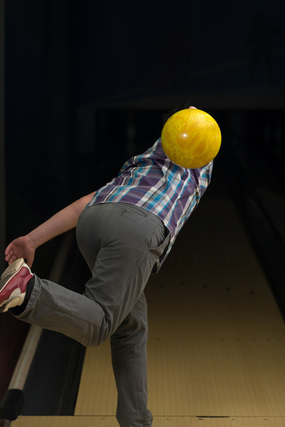 Young Man Bowling - Fotó, kép