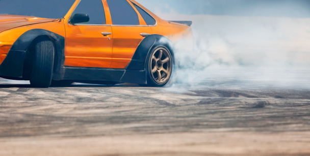 Race drift auto branden banden op de snelheid spoor - Foto, afbeelding