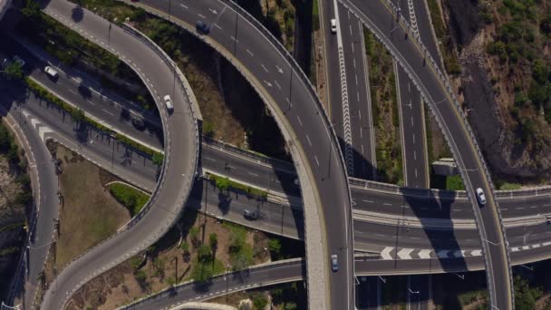 τεράστια οδική διασταύρωση αυτοκινητόδρομο κοντά στις υπόγειες σπηλιές μεταφοράς Χάιφα, εναέρια άποψη drone, 4k - Πλάνα, βίντεο