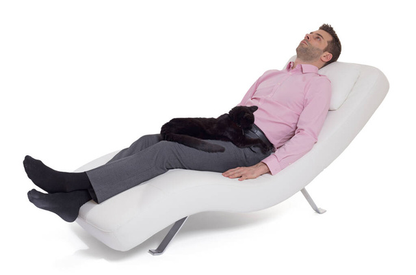 Mężczyzna klient siedzi z psychologiem na wygodnej kanapie podczas sesji psychologicznej, kot na kolanach - Zdjęcie, obraz