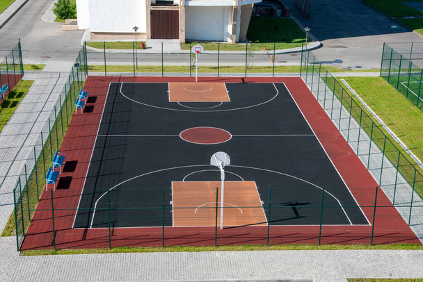 Otevřené městské sportovní hřiště pro basketbal, pohled shora, Obecný plán. - Fotografie, Obrázek