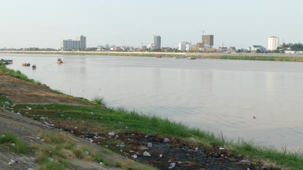 Afval aan de rivier van Phnom Penh Cambodja - Video