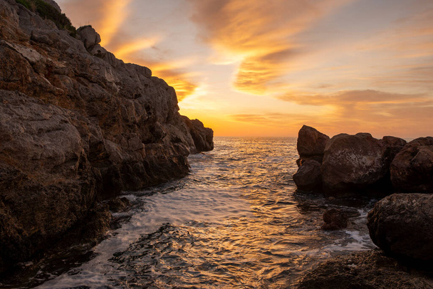 Схід сонця між скелями ренеги в Оропезі (Іспанія). - Фото, зображення