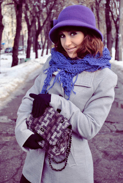 Stílusos fiatal nő a városban. Őszi divatos stílus, lány kabátban a városban, portré a modern hölgy - Fotó, kép