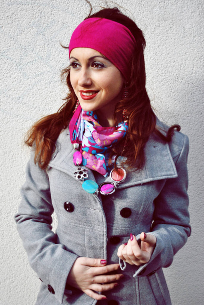 Stylová mladá žena ve městě. Podzimní módní styl, dívka v kabátě ve městě, portrét moderní dámy - Fotografie, Obrázek
