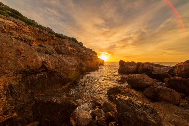 Схід сонця між скелями ренеги в Оропезі (Іспанія). - Фото, зображення