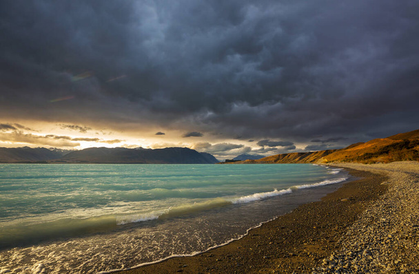 Удивительные природные ландшафты Новой Зеландии. Горное озеро на закате. - Фото, изображение