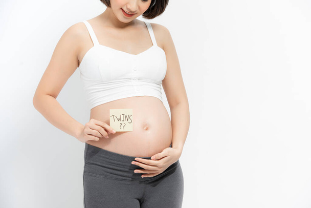 Zwangere vrouw met stok notities op haar buik, - Foto, afbeelding