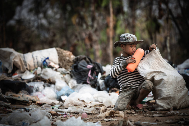 Τα παιδιά είναι σκουπίδια για να συνεχίσουν να πωλούν λόγω της φτώχειας, Παγκόσμια Ημέρα Περιβάλλοντος, Παιδική εργασία, εμπορία ανθρώπων, έννοια της φτώχειας - Φωτογραφία, εικόνα
