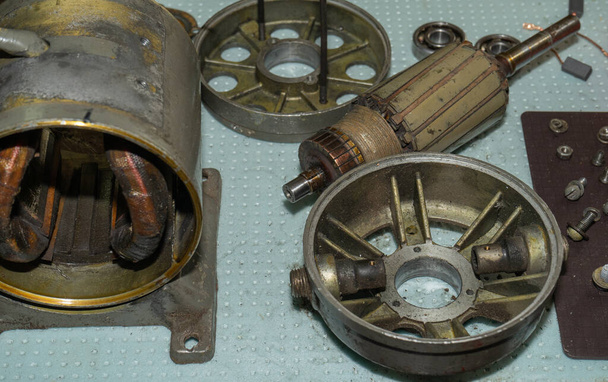 старий електричний двигун розібраний. Запчастини до електродвигунів
 - Фото, зображення