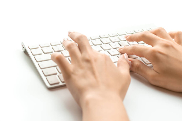 Szkolenie komputerowe. Kobieta online pracy kobiet. Ręczne wpisywanie na klawiaturze komputera biurkowego. Kobieta używająca laptopa. Blogger pracuje koncepcja online - Zdjęcie, obraz