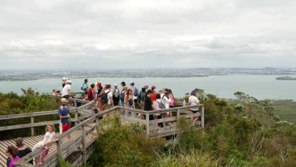 Turyści patrzący z wyspy Rangitoto do Auckland, Nowa Zelandia - Materiał filmowy, wideo