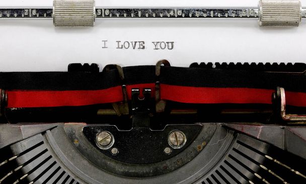 vintage máquina de escrever o texto Eu te amo na folha branca
 - Foto, Imagem