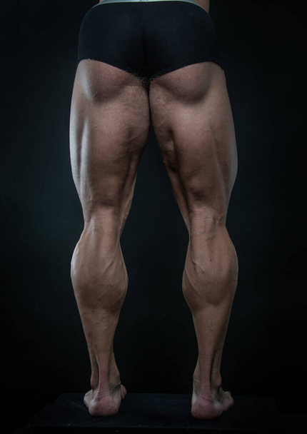 Piernas masculinas musculosas sobre fondo aislado
 - Foto, imagen