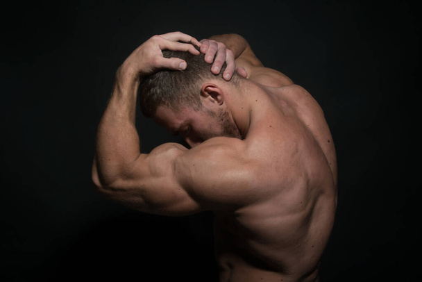 Fitness męski model w studio - Zdjęcie, obraz