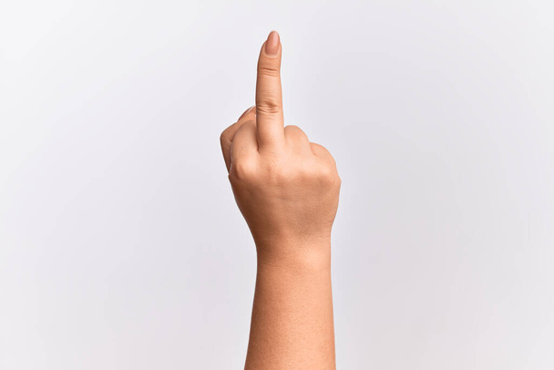 Рука кавказской молодой женщины с провокационным и грубым жестом делает трахнуть тебя символом со средним пальцем
 - Фото, изображение