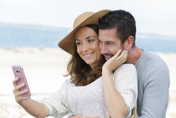 middle aged couple making selfie on smartphone - Foto, immagini