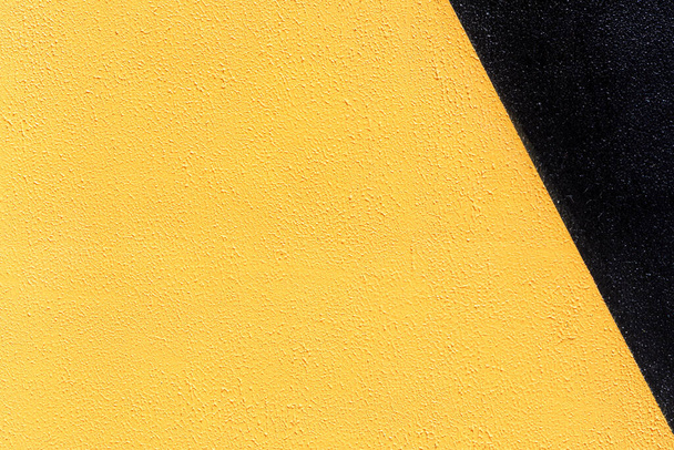 Lähikuva duo värillinen musta ja keltainen kaupunkien seinä rakenne. Moderni kuvio tapetti suunnittelu. Luova kaupunkitausta. Abstrakti avoin koostumus. Minimaalinen geometrinen tyyli, yksiväriset - Valokuva, kuva