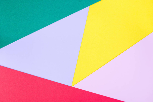 Fond blanc abstrait pour un gabarit, motif géométrique en papier vert, violet, rose, rouge et jaune, horizontal, espace de copie - Photo, image