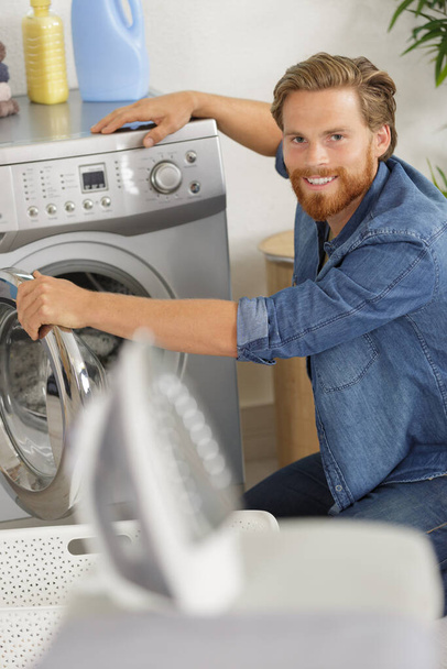 plumber with clipboard near washing machine - Foto, imagen