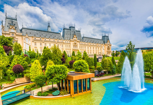 Vue panoramique du Palais culturel et de la place centrale de la ville d'Iasi, Moldavie Roumanie. - Photo, image