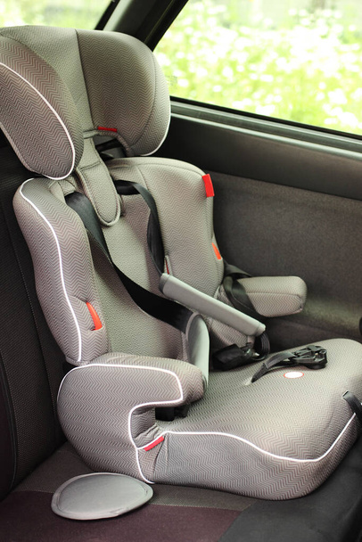 asiento de seguridad del coche del bebé, transporte de niños
 - Foto, imagen