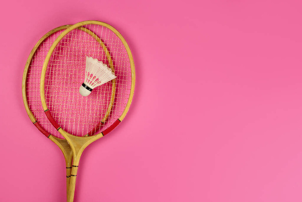 Raquetas Shuttlecock y badminton sobre fondo rosa. Copia espacio para tu texto
 - Foto, imagen