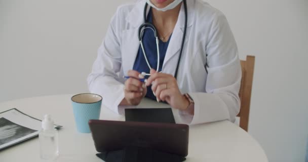 doctor in white coat working at tablet - Séquence, vidéo