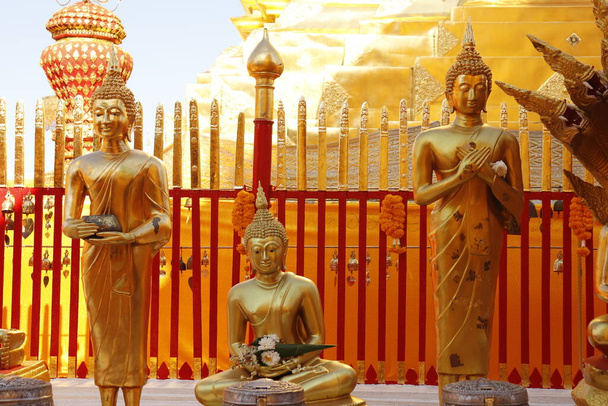 タイ。チェンマイ。ワット・ドイ・サップ寺院の眺め. - 写真・画像