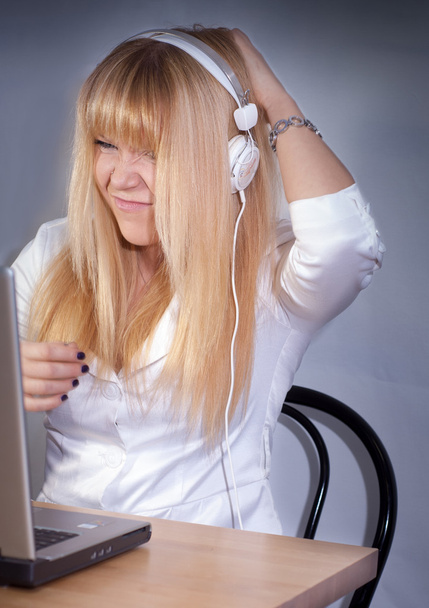 ευτυχισμένος χαμογελαστό κορίτσι απολαμβάνει τη μουσική με ακουστικά - Φωτογραφία, εικόνα