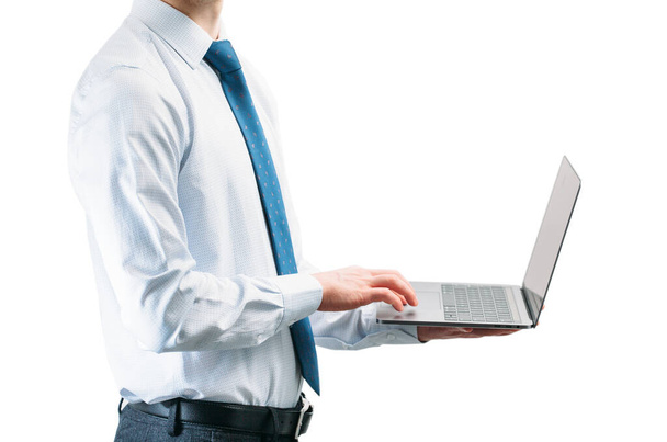 Beyaz arka planda kravatı olan açık renk gömlekli bir adam dizüstü bilgisayarda klavye kullanıyor. Soldan ana bekt ile panoramik fotoğraf. Yazı için yer - Fotoğraf, Görsel
