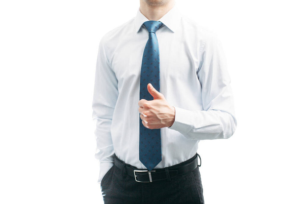 青いネクタイの白いシャツの男が親指を立てている。ビジネスマンだ。支店長。白地だ。隔離。 - 写真・画像