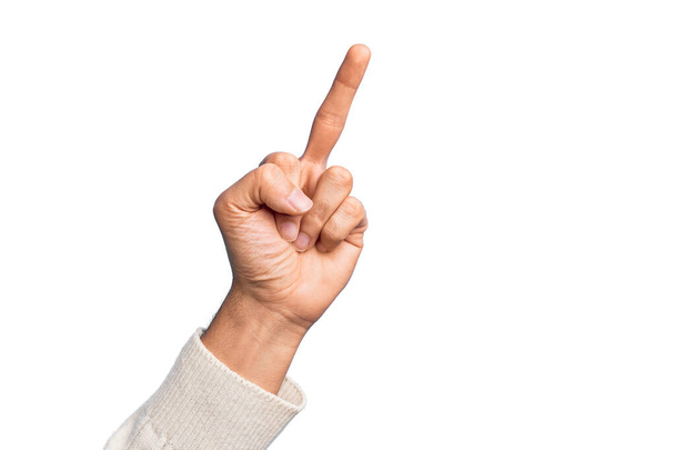 Mano de joven caucásico mostrando los dedos sobre fondo blanco aislado mostrando gesto provocativo y grosero haciendo joder símbolo con el dedo medio
 - Foto, Imagen
