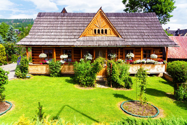 Traditioneel houten huis in Zakopane, Polen. Zakopane is een populaire toeristische bestemming en een toegangspoort tot Tatra gebergte. - Foto, afbeelding